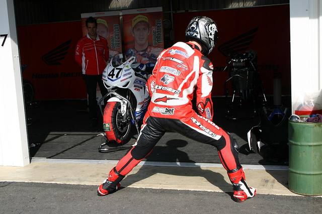 MotoGP战术解析：节奏与空间如何决定走势（体能康复视角）